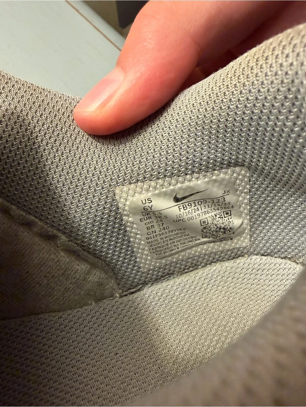 Nike Kids Low-Top Sneakers in White and Light Gray